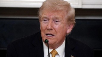 El presidente de Estados Unidos, Donald Trump, habla durante una mesa redonda en la Casa Blanca en Washington D. C., EE. UU., el 23 de octubre de 2025. (EFE)