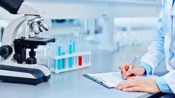 Científica escribiendo. (Foto: Internet)