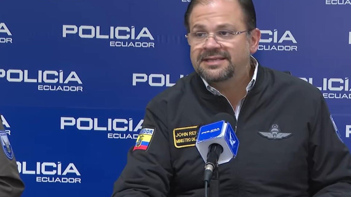 Foto de John Reimberg, ministro del Interior, en la rueda de prensa ocurrida este viernes 24 de octubre sobre la captura de 12 personas implicadas en la fuga de alias Fede de la Penitenciaría del Litoral. (Televistazo)