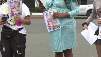 Imagen del plantón por el acoso escolar en una unidad educativa de la ciudadela Panorama, en Durán. (Televistazo)