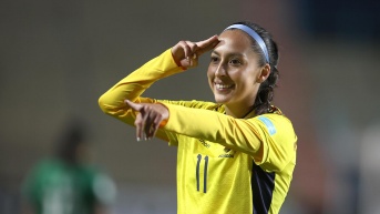 Karen Flores de Ecuador celebra un gol contra Bolivia en el estadio Municipal de El Alto (Bolivia). (EFE)