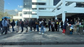Cientos de personas hacen fila para obtener su cédula en Quito. (Ecuavisa)