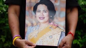 Retrato de la reina madre Sirikit. (Rungroj Yongrit / EFE)