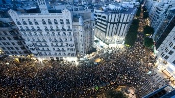 Decenas de miles de valencianos salen a las calles en aniversario de mortíferas inundaciones (JOSE JORDAN / AFP)