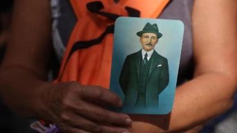 Una mujer sostiene hoy imágenes de José Gregorio Hernández con motivo de su ceremonia de beatificación. (EFE)