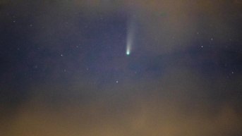 Representación del paso de un cometa cerca de la Tierra. (Freepick)