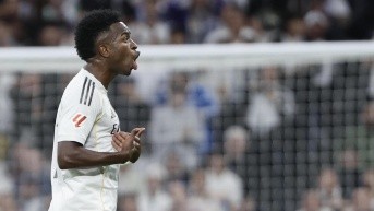 El delantero del Real Madrid Vinicius Jr, reacciona al ser sustituido durante el partido de la décima jornada de LaLiga, que Real Madrid y FC Barcelona disputaron en el estadio Santiago Bernabéu. (EFE)