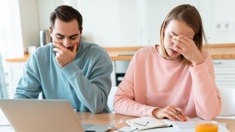 Hombre y mujer estresados (Canva)