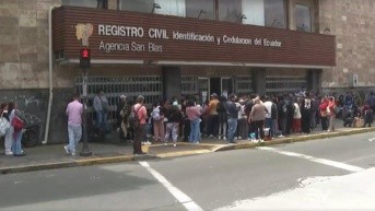 Usuarios se apostaron en los exteriores de la agencia San Blas, a la espera de un turno. (Ecuavisa)