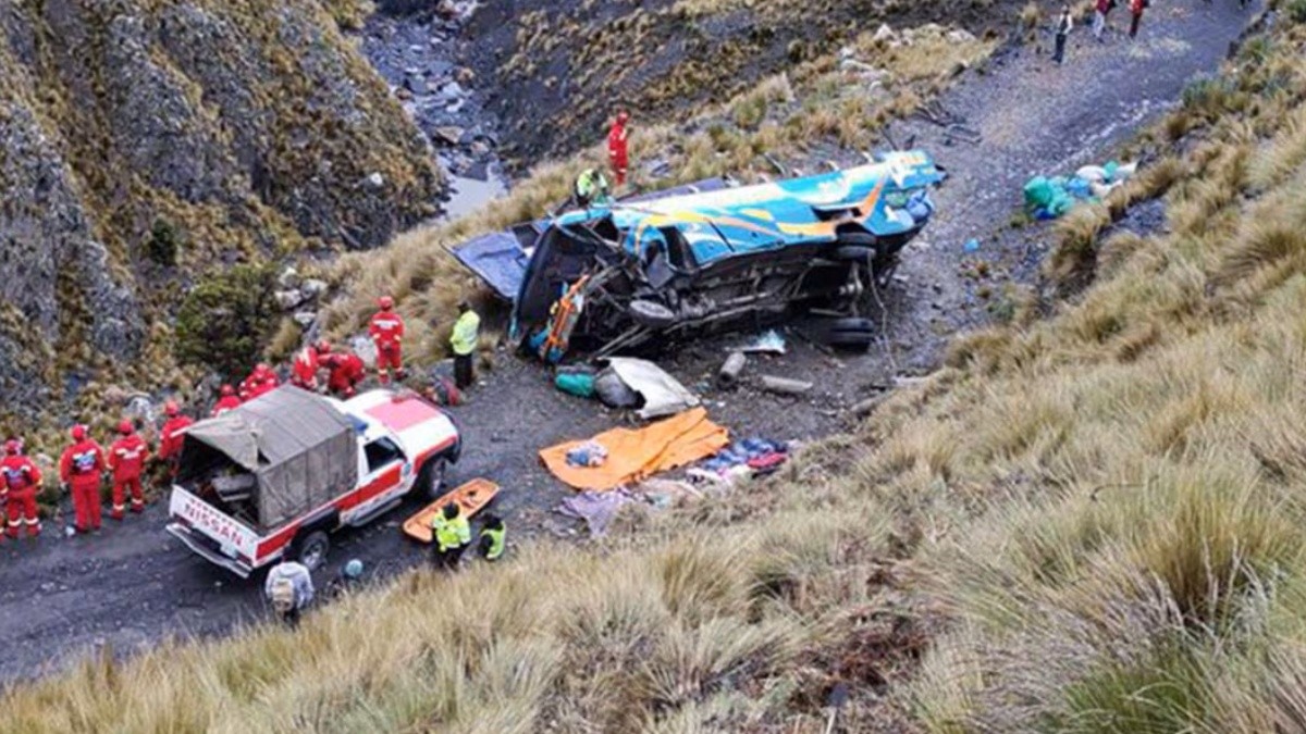 Al menos 15 fallecidos al caer un autobús por un barranco en el centro de Bolivia. (Redes Sociales)