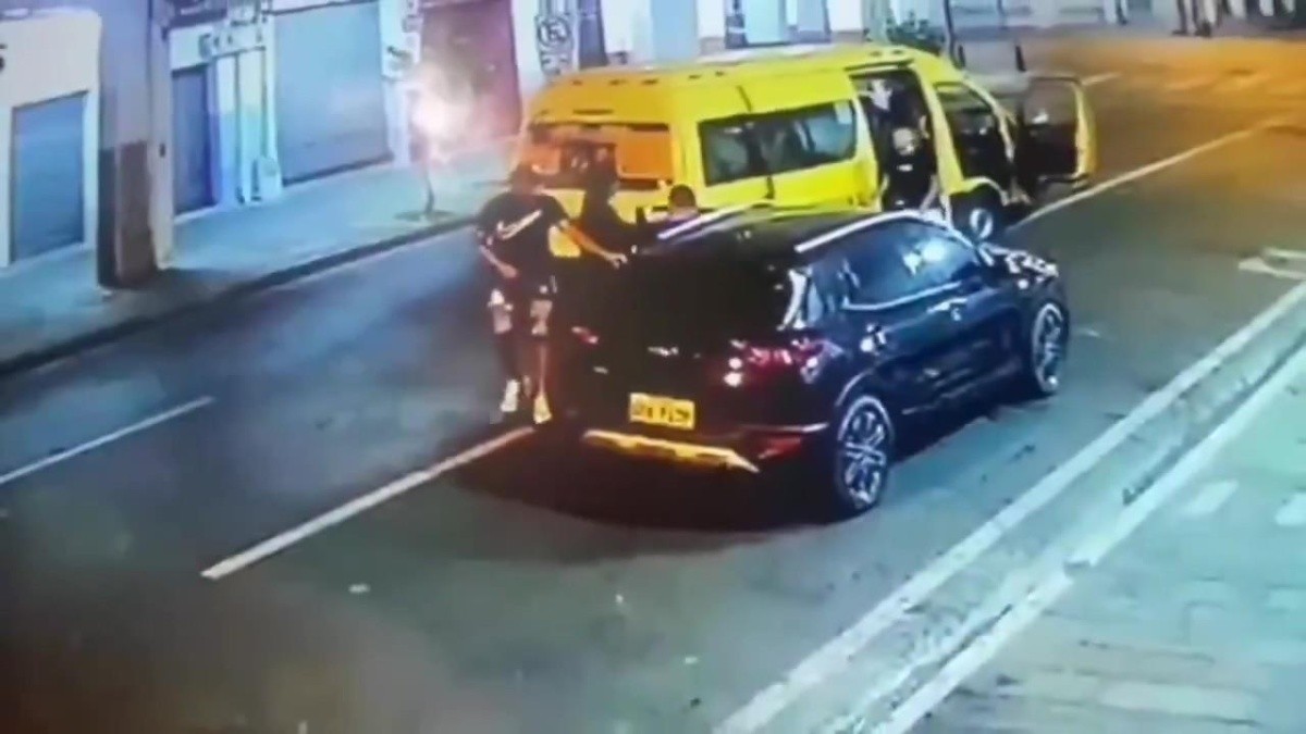 Imagen del momento en que delincuentes que salieron de un expreso asaltaron a un grupo de amigos en el centro de Guayaquil, el domingo 26 de agosto. (Cortesía)