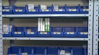 Estanterías vacías, no hay medicinas en el IESS. (Foto: Televistazo)