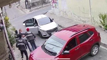 Imagen del momento en el que fue secuestrado un hombre por falsos policías. (Cortesía)