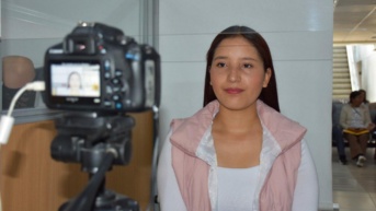 Una usuaria se toma una fotografía para obtener su cédula. (Cortesía del Registro Civil)