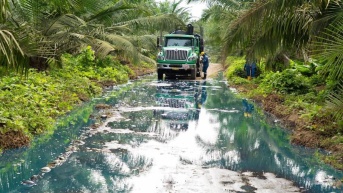 Imagen del combustible derramado en el sector de Pueblo Nuevo de Quinindé, Esmeraldas, este 28 de octubre. (Cortesía)