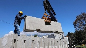 La instalación de las nuevas barreras de concreto en la av. Simón Bolívar. (Cortesía del Municipio de Quito)