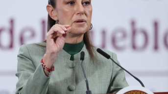 La presidenta de México, Claudia Sheinbaum, habla durante una rueda de prensa este martes, en Palacio Nacional de la Ciudad de México (México). (EFE)