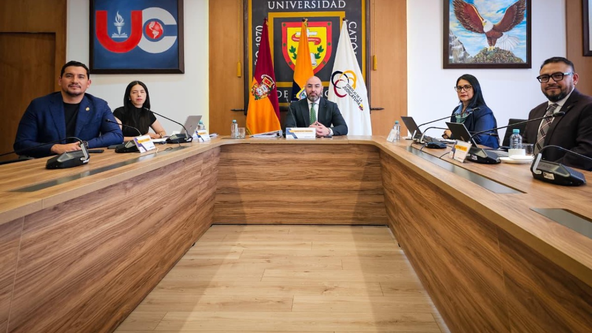 Mario Godoy (centro), presidente del CJ. (Cortesía del CJ)