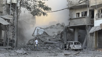 Un hombre camina por los escombros tras uno de los ataques lanzados este domingo por Israel en Gaza. (EFE)