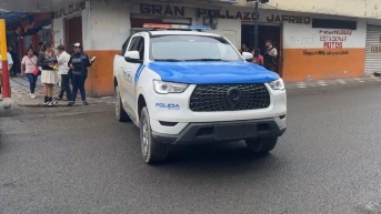 Imagen de una patrulla policial en la avenida Circunvalación Norte y 10 de Agosto, donde fueron dejados los intestinos de un hombre asesinado. (Tomado de Enfoquec)