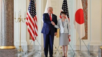 Saludo entre el presidente de Estados Unidos Donald Trump y su homóloga de Japón Sanae Takaichi (Foto de la Casa Blanca de los EE. UU.)