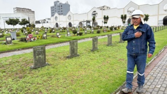 José Criollo es uno de los panteoneros del cementerio de El Batán, en el norte de Quito. (Diego Bravo C. / Ecuavisa)