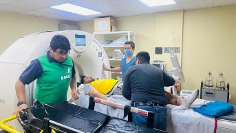 Los técnicos del MSP atendiendo a un paciente con problemas cerebrovasculares. (Cortesía del MSP)