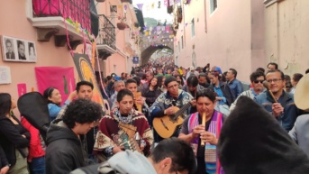 Turistas visitan la Ronda en Quito. (Foto: Quito Turismo)