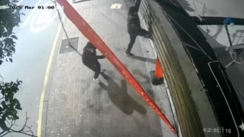 Momentos en el que los delincuentes huyen del local comercial y abandonan la escalera. (Ecuavisa)