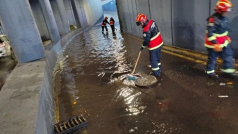 En el intercambiador de la av. 12 de Octubre, en Quito, se produjo una acumulación de agua. (COE Metropolitano)