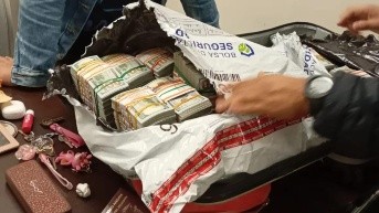 En la audiencia preparatoria de juicio, el juez decidió dictar auto sobreseimiento a favor de las dos hermanas que ingresaron con USD 2.1 millones a Ecuador en noviembre de 2024. Ellas habían sido acusadas de lavado de activos. (Fiscalía General del Estado)