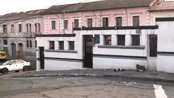 Exteriores de la UPC en el barrio San Sebastián de Quito. (Ecuavisa)