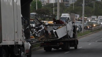 Limpieza de accidente en la Ruta Viva, que dejó como resultado 7 personas heridas y tres fallecidas. (Foto: API)