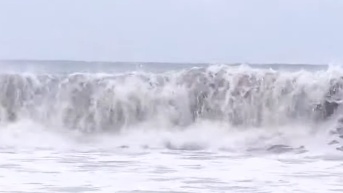 Imagen de olas grandes en la playa de Salinas, Santa Elena, durante un feriado en 2024. (Televistazo)