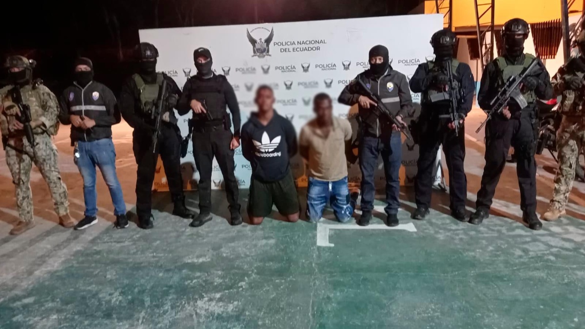 Los detenidos junto junto a los efectivos de la Policía Nacional. (Cortesía de la Policía Nacional)