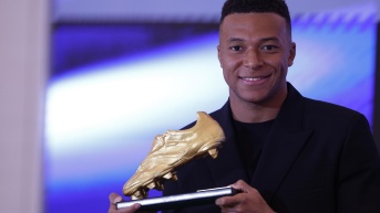 El delantero francés del Real Madrid Kylian Mbappe recibe este viernes la Bota de Oro en un acto celebrado en el palco del Santiago Bernabéu. (EFE)