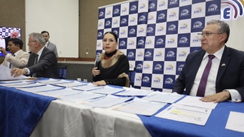 Imagen de Diana Atamaint, presidenta del CNE, en una rueda de prensa el 31 de octubre del 2025. (CNE)