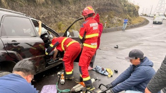 Imagen de bomberos actuando en el lugar del siniestro en Quijos, Napo. (ECU 911)
