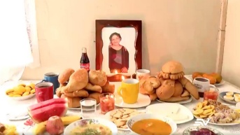 Familias de Santa Elena preparan mesas con los platos favoritos de sus seres queridos para recordarlos en el Día de los Difuntos..