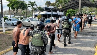 Imagen de los capturados en Esmeraldas este 2 de noviembre. (Televistazo)