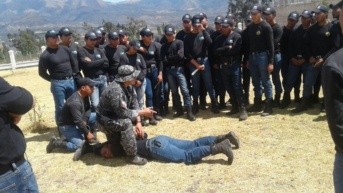 Imagen de un policía enseñando defensa personal a agentes de tránsito de Otavalo, en 2016. (Policía Nacional)