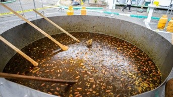 Tapao Arrecho más grande preparado en Esmeraldas. (Foto: Alcaldía de Esmeraldas)