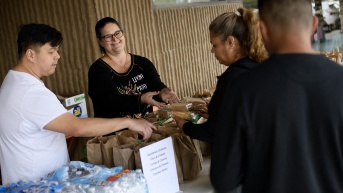 Residentes de Houston reciben bolsas de almuerzo gratuitas de manos del propietario del negocio. (Foto: AFP)