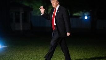 El presidente de Estados Unidos, Donald Trump, camina por el South Lawn de la Casa Blanca en Washington, D.C., Estados Unidos, el 2 de noviembre de 2025. (Francis Chung / POOL / EFE)
