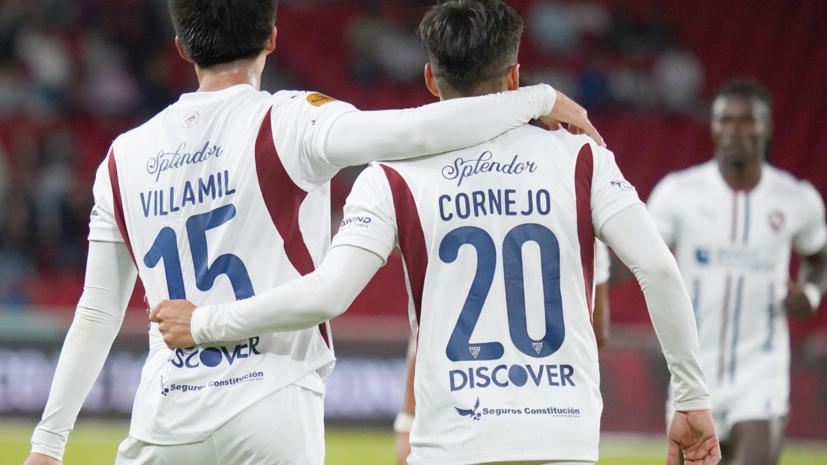 Gabriel Villamil y Fernando Cornejo, jugadores de Liga de Quito en el partido ante Orense SC por la cuarta fecha del hexagonal principal de la LigaPro (API)