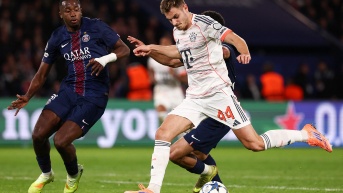 El defensa del París Saint-Germain, Willian Pacho, disputa el balón con el defensor del Bayer Múnich, Josip Stanisic, por la cuarta jornada de la fase inicial de la Champions League. (AFP)