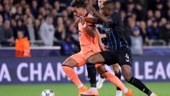 El defensa del Club Brujas, Joel Ordóñez, disputa el balón con Fermín López, jugador del FC Barcelona por la cuarta fecha de la Champions League (EFE)