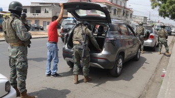 Guayaquil, jueves 10 de agosto de 2023. Un registro de militares a vehículos. (API)