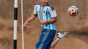 La marca alemana presentó este miércoles las camisetas de 22 selecciones. (REDES)