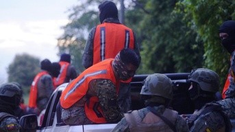 Imagen de los militares procesados por el caso Las Malvinas, en una reconstrucción de hechos. (API)